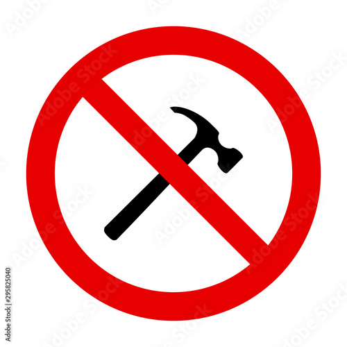 Hammer und Verbotsschild