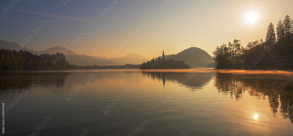 Insel Bled im Bleder See, Slowenien, bei Sonnenaufgang im Nebel Insel Bled im Bleder See, Slowenien, bei Sonnenaufgang im Nebel