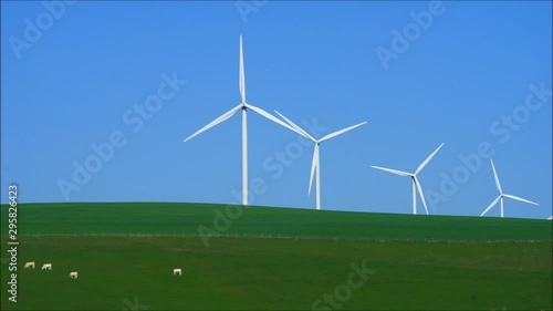 Doppelnutzung Landwirtschaft und Energiegewinnung mit Windkraftanlage - Dual use Agriculture and energy generation with wind power plant
