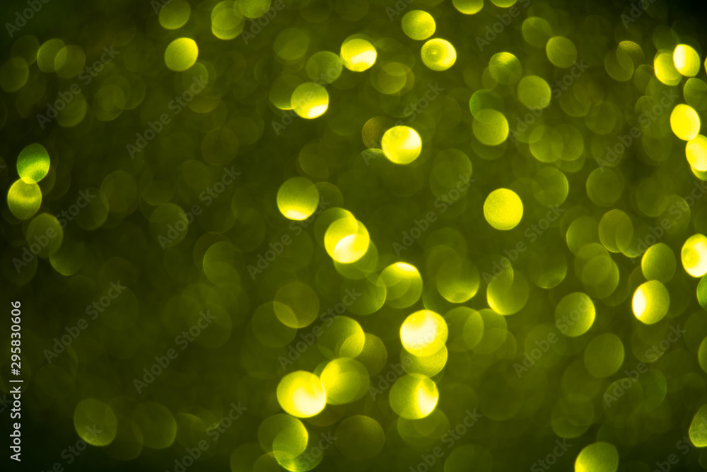 Obraz premium abstract yellow circle light on green background. Green blurred backdrop wallpaper.