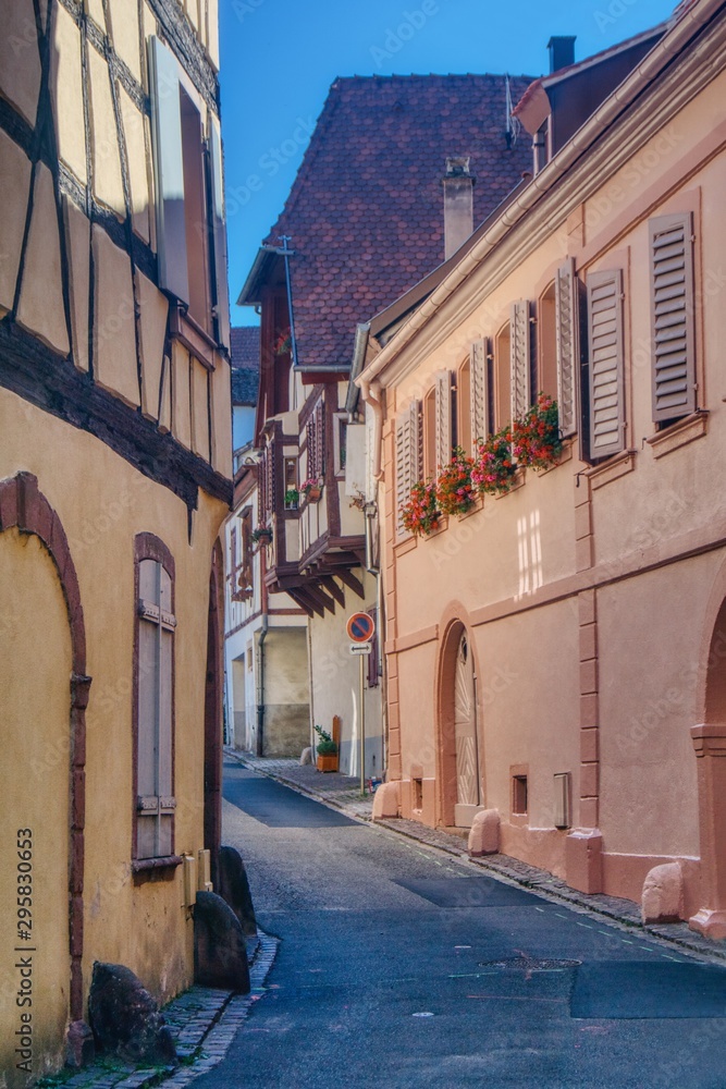 ruelle pittoresque dans la rue d'une petite ville alsacienne en Alsace, reflet de la lumière du soleil par la fenêtre sur le mur du bâtiment