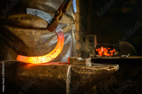 Obraz na płótnie The Blacksmith horse shoe maker fire anvil indoor activity traditional w salonie