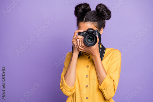 Bild auf Leinwand Photo of amazing dark skin lady holding photo digicam in hands photographing for