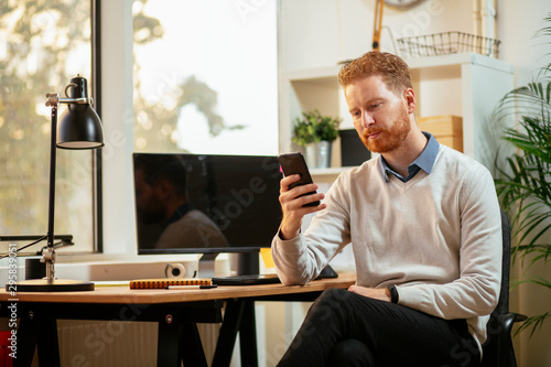 Canvastavla Young businessman using phone