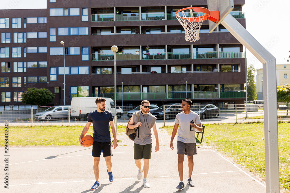 Φωτογραφία sport, leisure games and male friendship concept - group of men or friends going