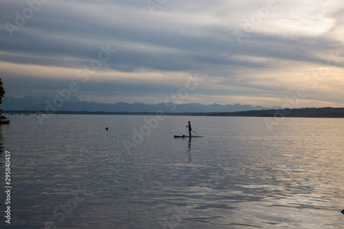 Stand-Up-Paddling auf dem Starnbegrer See vor bergkulisse © Larue-Fotografie