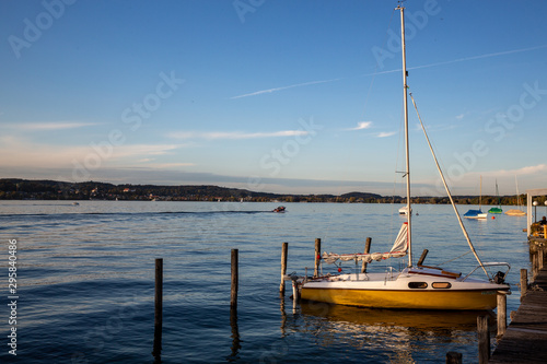 Segelboot am Steg auf dem Starnberger See