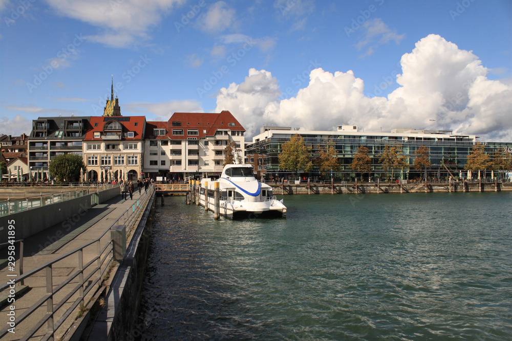 Herbst am Bodensee; Blick von der Mole auf Friedrichshafen