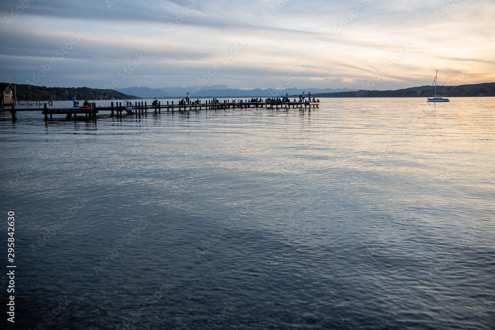 Obraz premium Steg in Percha am Starnberger See am Abend mit Bergblick