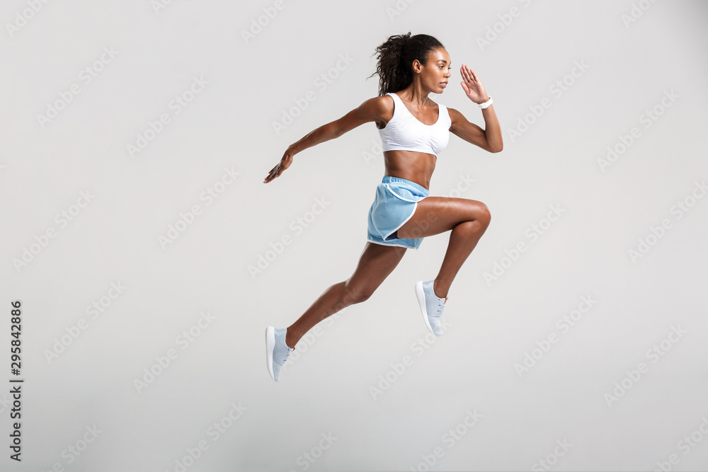 Full length of an attractive healthy confident african sportswoman - obrazy, fototapety, plakaty 