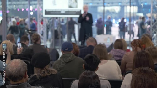 Wallpaper Mural Audience listens lecturer at workshop Torontodigital.ca