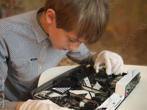 Fotografie Teenager genius assembles the computer