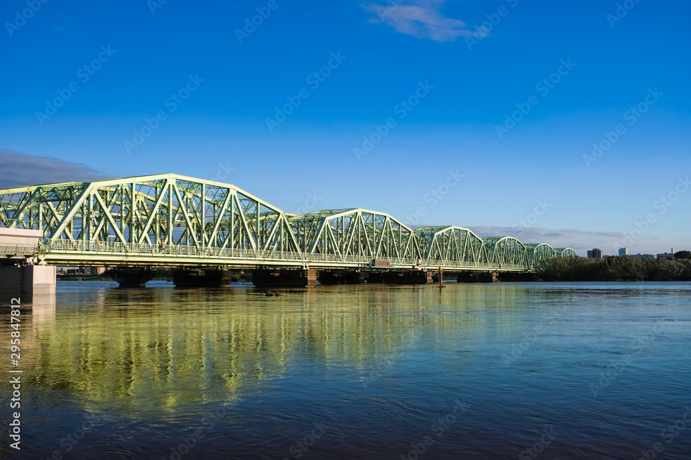 Fototapeta premium 増水した荒川 埼玉県川口市・東京都北区(埼玉県側から) 令和元年台風第19号