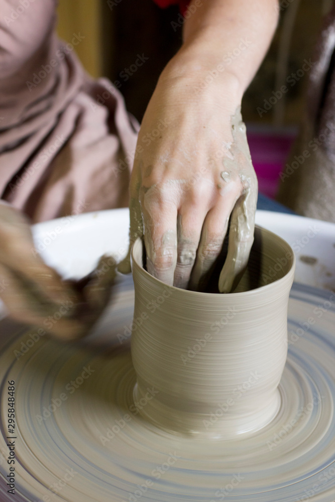 Tour d'une poterie en argile