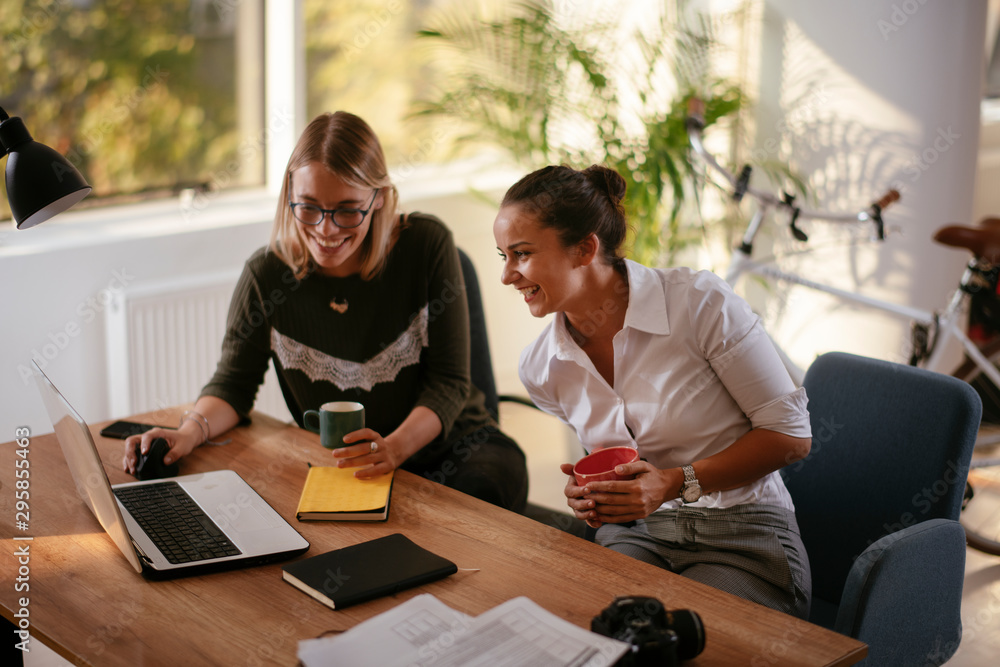© JustLife - Two young women having coffee break in office © JustLife - Two young women having coffee break in office