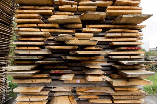 Pile de planches de bois sci   motif