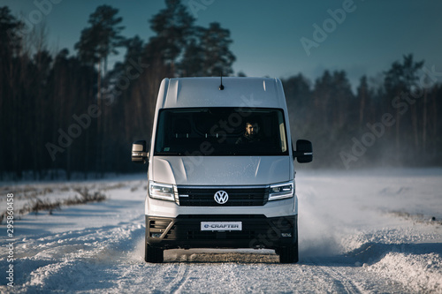 Valokuva e-Crafter first electric cargo van ride fast at the snow field