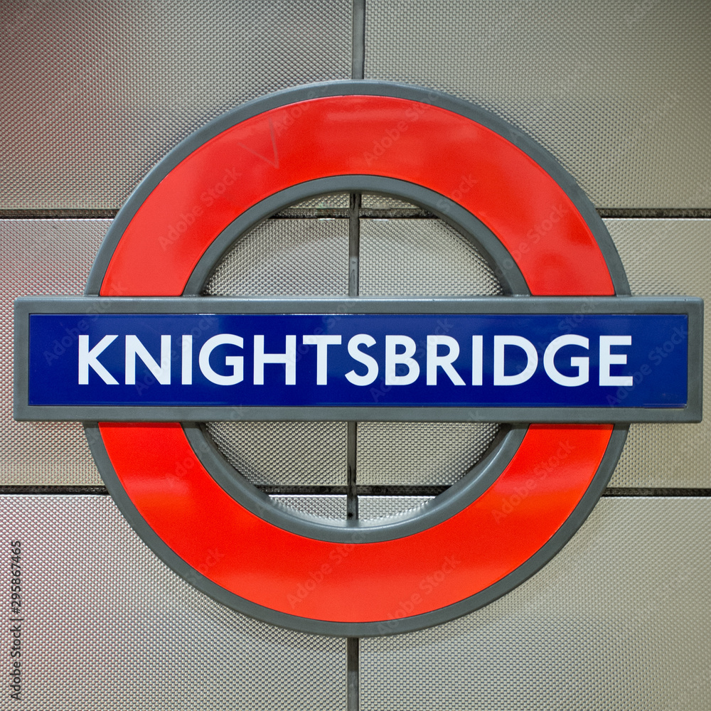 Foto Stock Knightsbridge tube station sign - London Underground roundel |  Adobe Stock