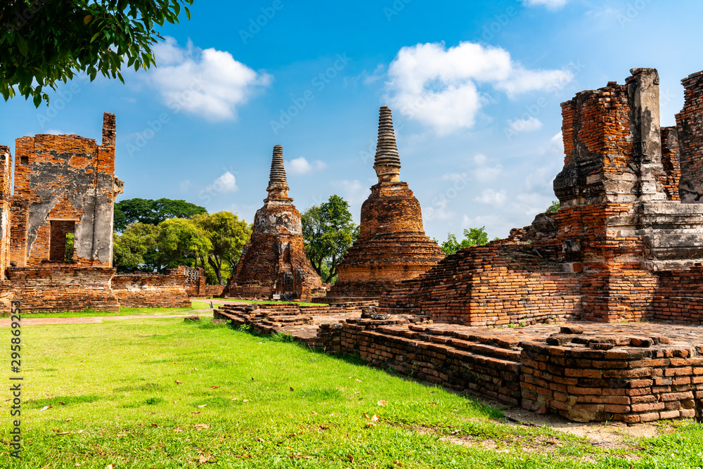 Fototapeta premium Temple ruins at Wat Phra Si Sanphet in Ayutthaya Historical Park
