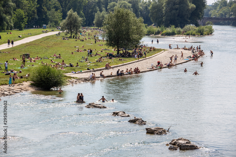 Obraz premium Erholung am Isarufer im Sommer in München