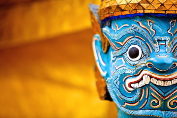 Keuken achterwand Bangkok Reuzenstandbeeld bij gouden pagode  © Basicdog