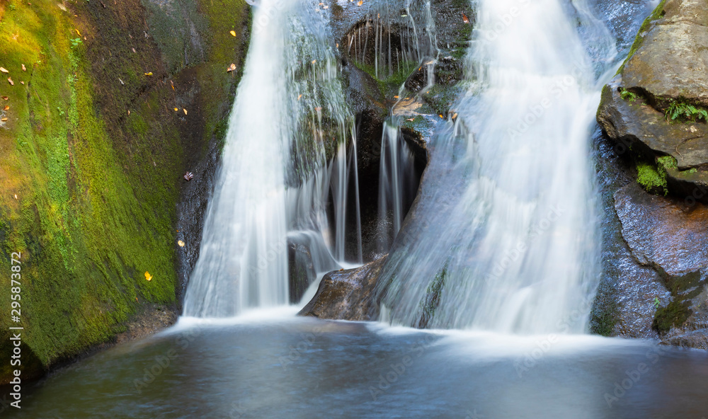 Obraz premium Cave in Widow Falls