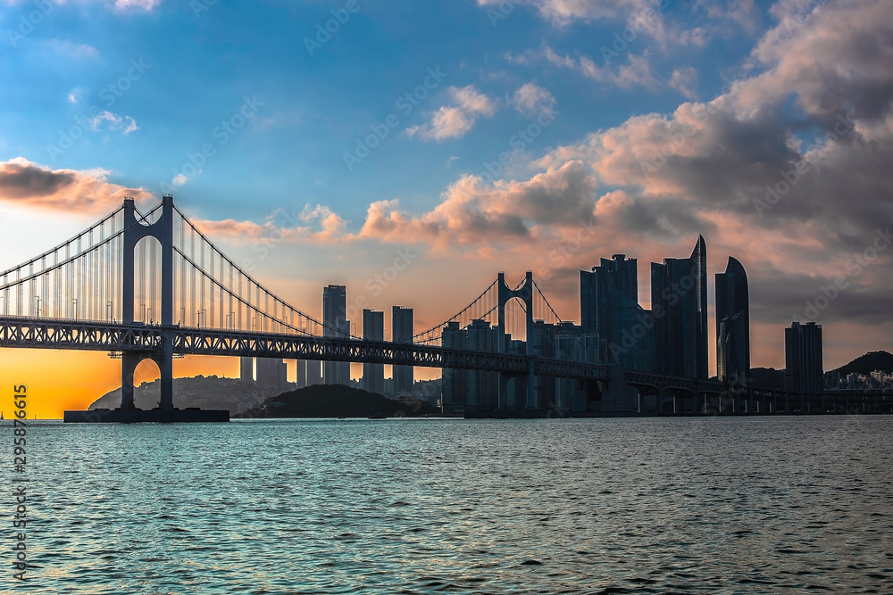 Obraz premium Gwangan Bridge i Haeundae w Sunrise, Busan City, Korea Południowa.
