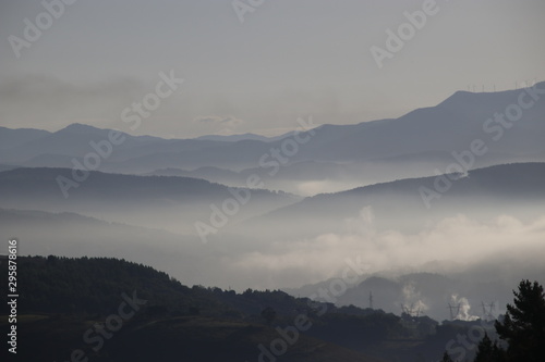 Fototapeta Naklejka Na Ścianę i Meble -  Basque mountains in a foggy day