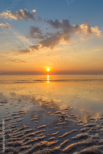 Obraz na płótnie Tranquil sunrise in Hua Hin beach, Thailand w salonie