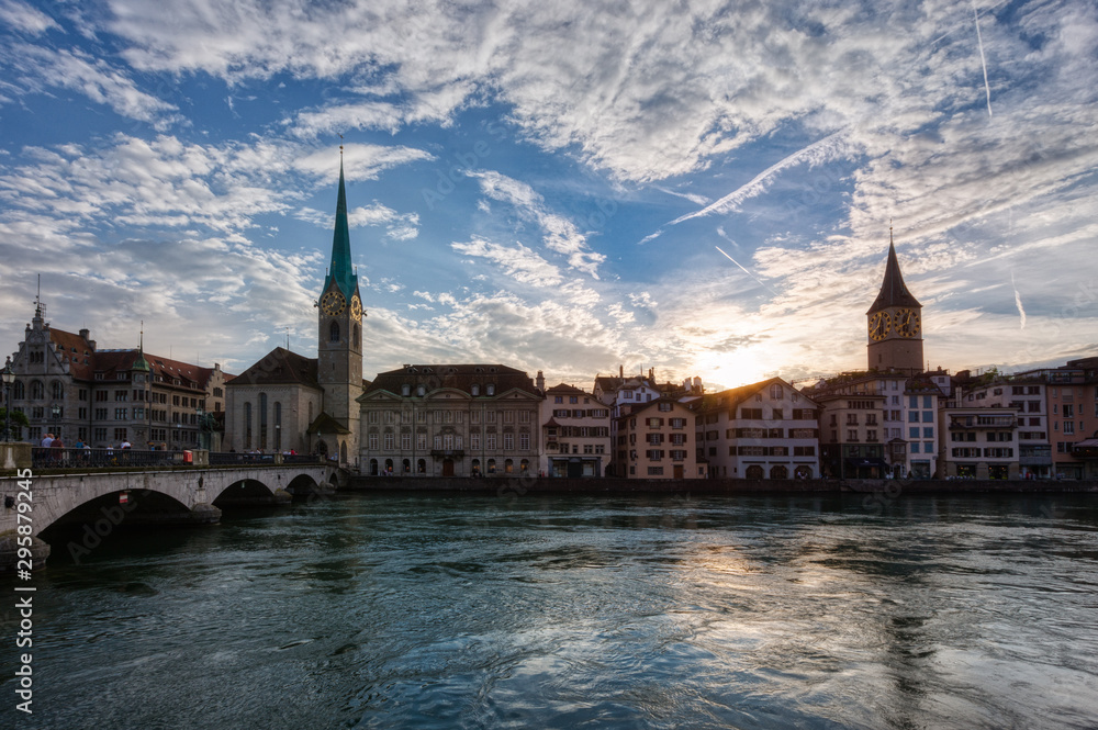 Naklejka premium Fraumunster Church and old town zurich by Limmat river at sunset, Switzerland
