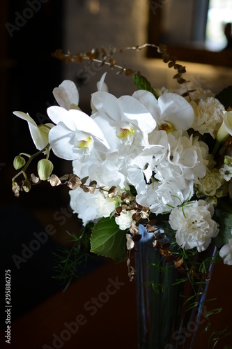 Obraz na płótnie bouquet of flowers on table w salonie