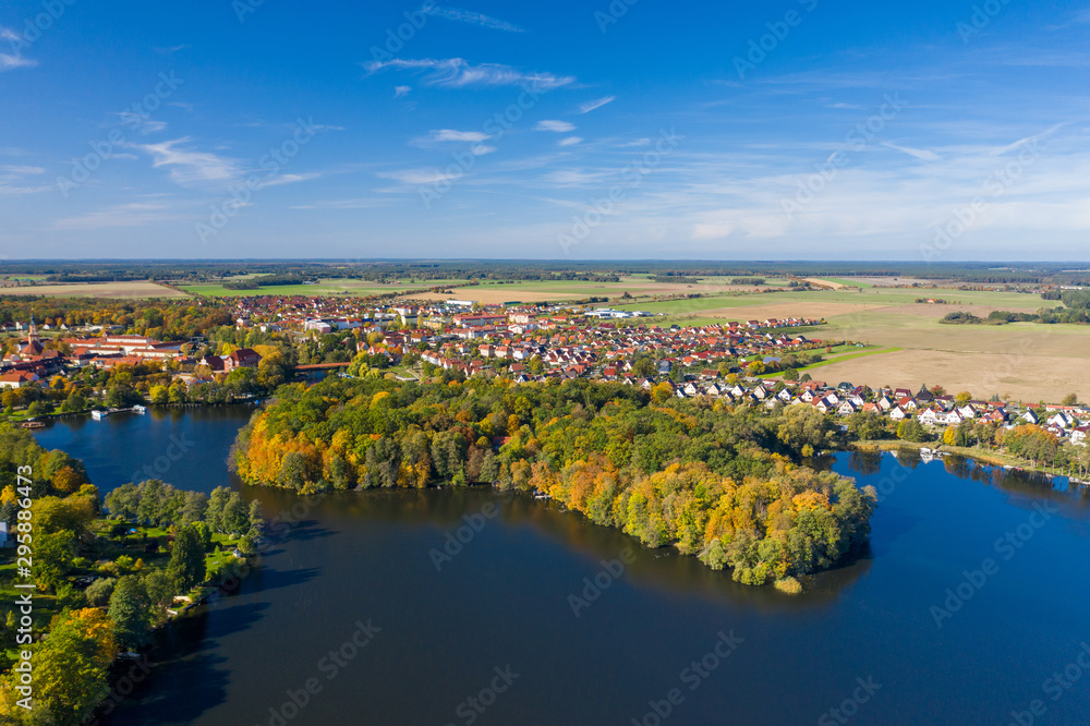Aussicht auf die Stadt Templin in der Uckermark, Land Brandenburg im Herbst