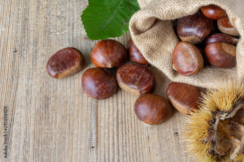 Castagne d'autunno su tavola di legno macro fotografia