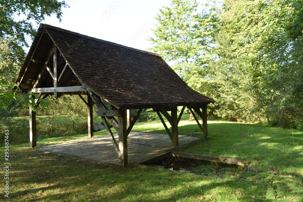 Lavoir dans le village de Mont dans les Pyrénées Atlantique