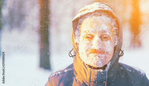 Cuadro en lienzo Fun portrait of an young frozen man