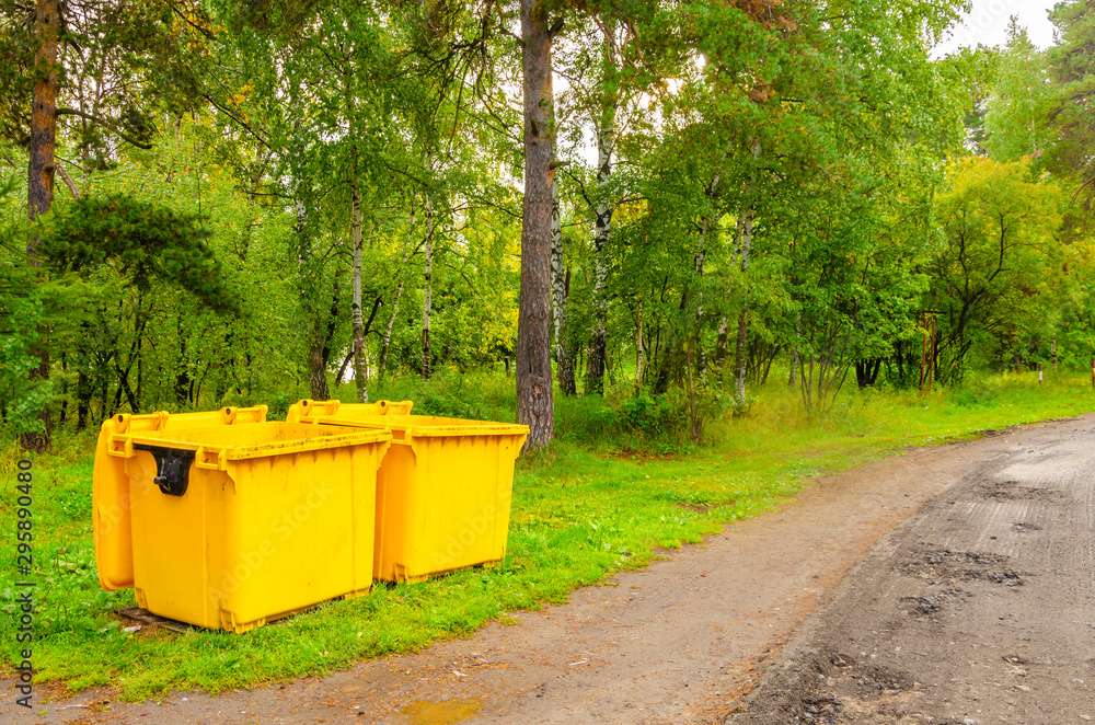 Garbage cans in the woods.Cleanliness in the parks. Garbage cans in the woods.Cleanliness in the parks.