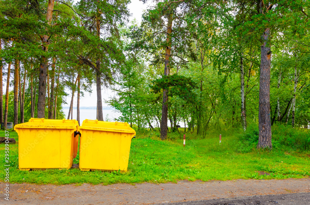 Garbage cans in the woods.Cleanliness in the parks. Garbage cans in the woods.Cleanliness in the parks.