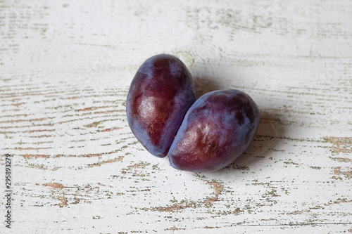 Schilderij op canvas Ugly plum