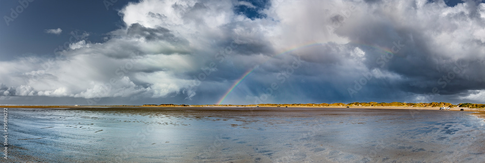 Regenbogen über der Insel Rømø in Dänemark