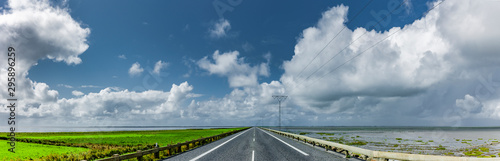 Straße auf dem Damm nach Rømø, Dänemark
