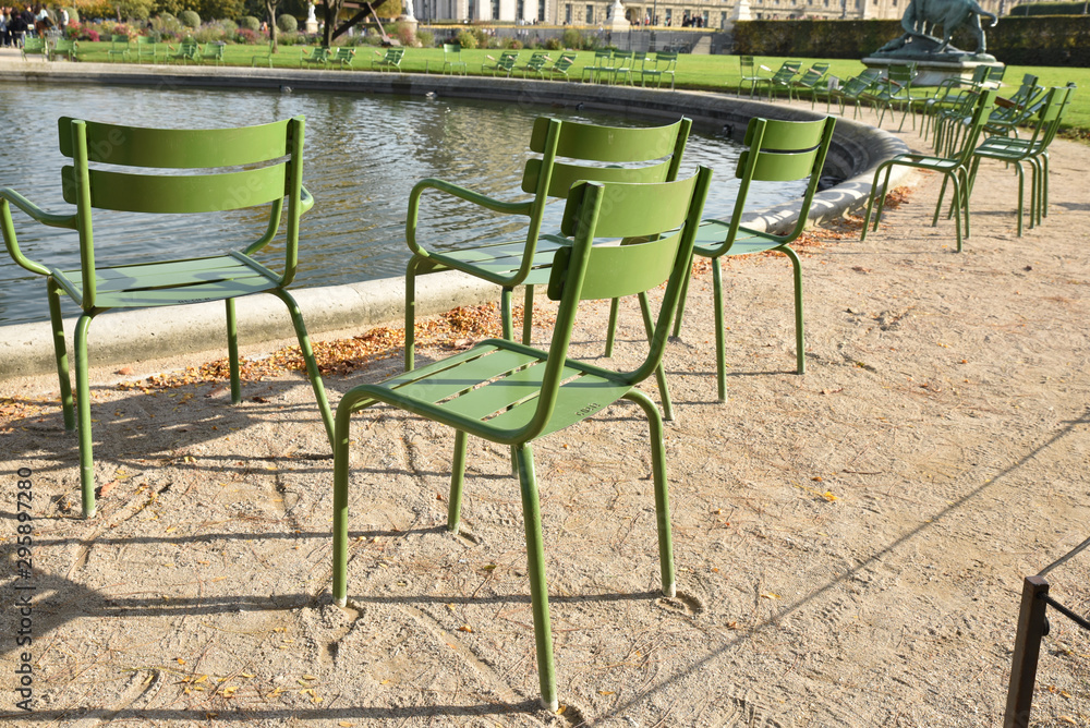 Chaises au jardin des Tuileries à Paris, France Chaises au jardin des Tuileries à Paris, France