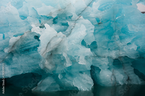 Naturphänomen blaues Gletschereis -Die Erklärung: Blankes Eis filtert ein bestimmtes Spektrum an Sonnenlicht, so das nur noch das Blau übrig bleibt