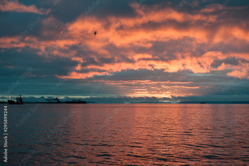 Abendrot, gut Wetter Bot - Der dramatische Sonnenuntergang an der Küste  Spitzbergens verheißt einen schönen sonnigen neuen Tag Stock Photo | Adobe  Stock
