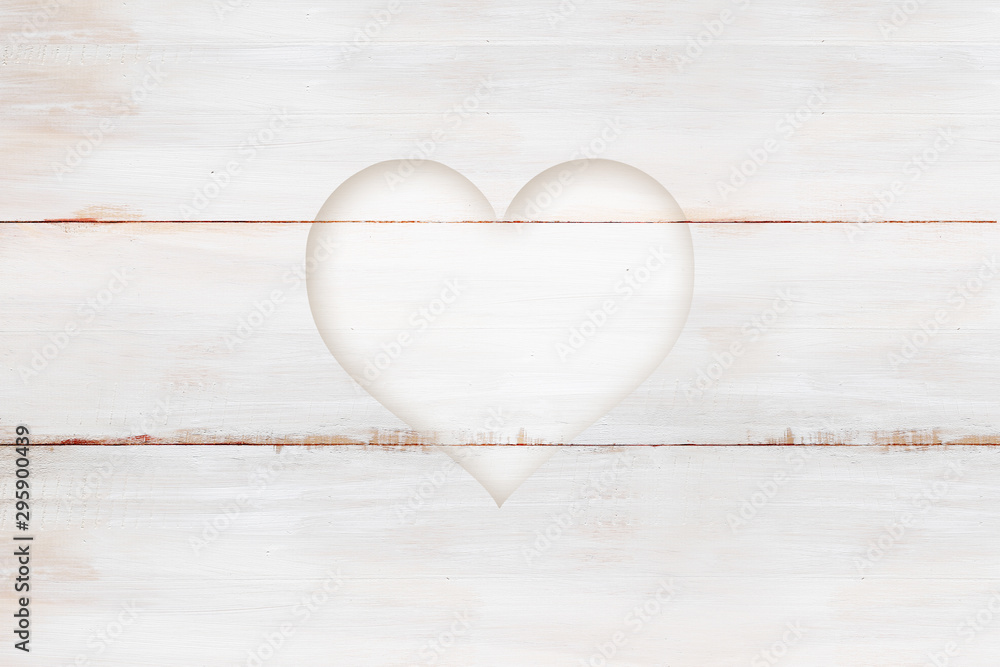 Poznaj wymowę The heart has an antiqued wooden board.