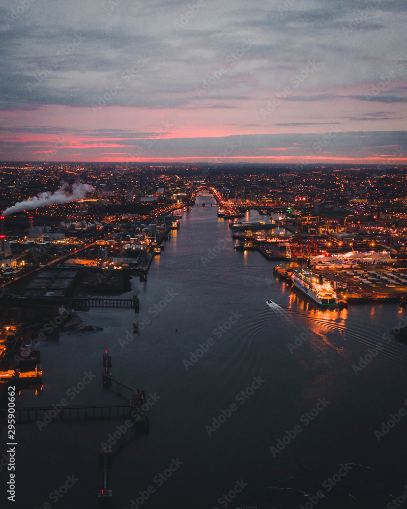 Obraz premium Miasto Dublin wieczorem z oszałamiającym zachodem słońca.