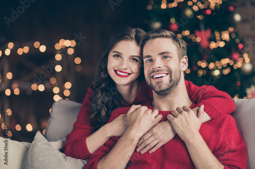 Fotografía Closeup photo of adorable couple spending holly christmas eve in decorated garla