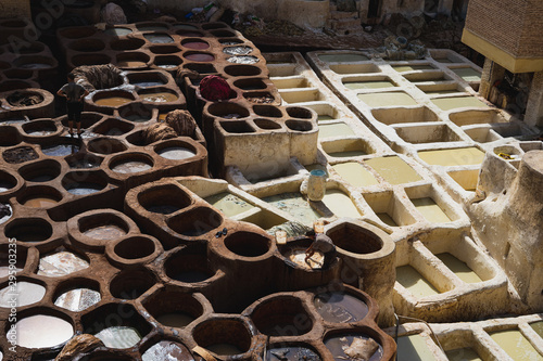 Foto men working in tanneries treating leather on a sunny day