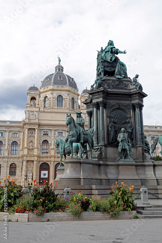 Naturhistorisches Museum Maria Theresien Platz in Wien Österreich mit Denkmal