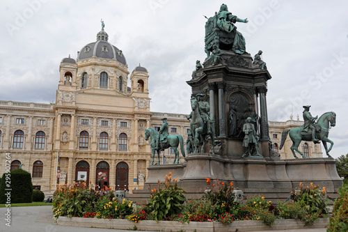 Naturhistorisches Museum Maria Theresien Platz in Wien Österreich mit Denkmal