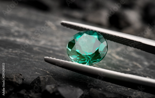 Obraz na płótnie The emerald gemstone jewelry cut. w salonie